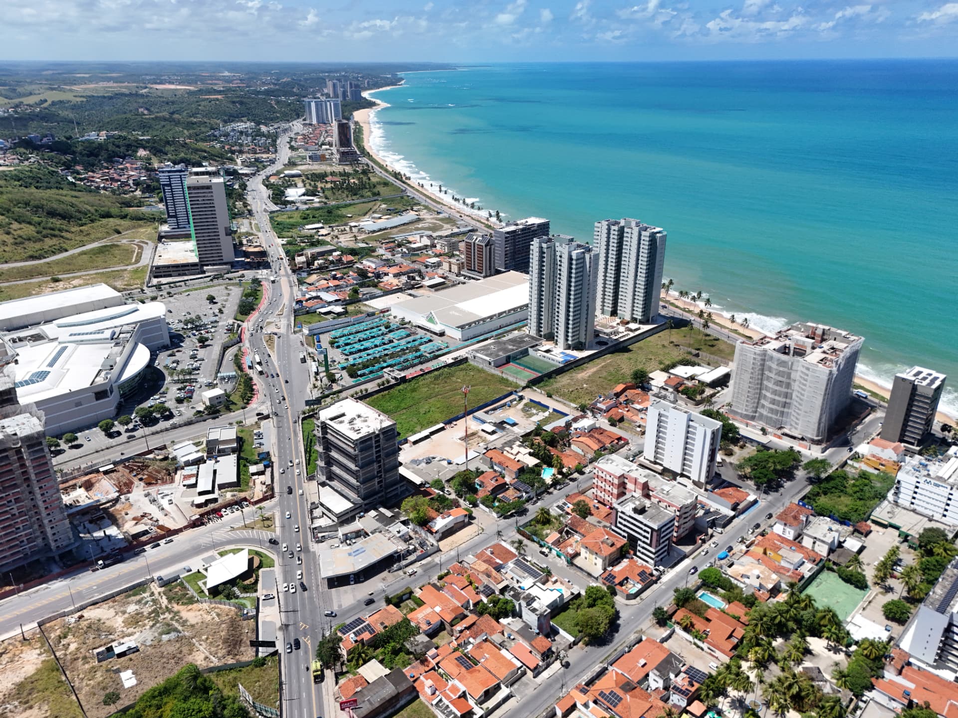 Vista aérea real da praia, vias de acesso, shopping e serviços no entorno em Maceió