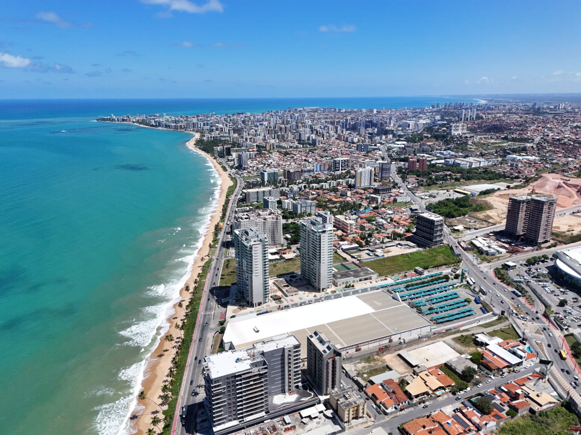 Vista aérea real do litoral de Maceió, da praia e do entorno urbano